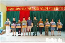 Trao 50 suất quà hỗ trợ người dân vùng ngập lụt tại xã Nà Tẻng và Mã Quan (xã Hòa An, Cao Bằng)